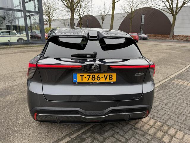 MG 4 MG4 Electric Luxury 64 kWh SOH 95% 7 JAAR GARANTIE BIJ MG| SUPER COMPLETE AUTO| RONDOMZICHT CAMERA| STOEL+ STUUR VERWARMING| DODE HOEK