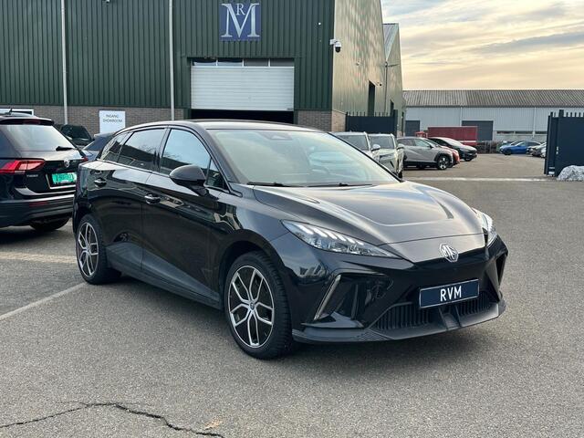 MG 4 MG4 Electric Luxury 64 kWh | 20.000KM! | 7 JAAR GARANTIE BIJ MG| SUPER COMPLETE AUTO| RONDOMZICHT CAMERA| STOEL+ STUUR VERWARMING| DODE HOEK