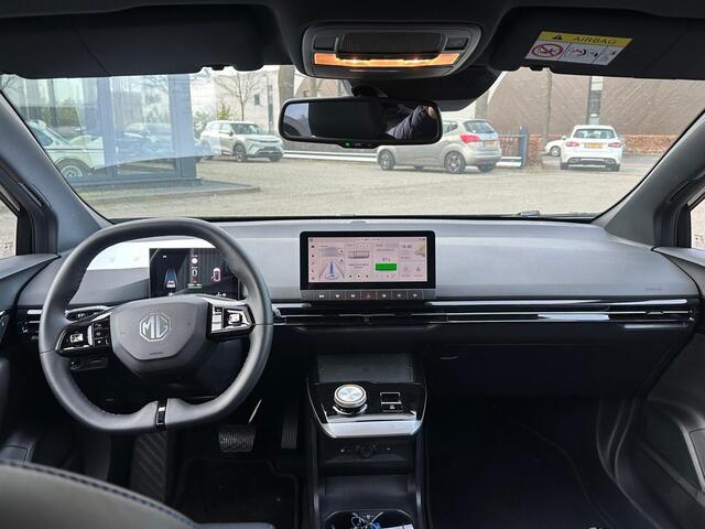 MG 4 MG4 Electric Luxury 64 kWh | 20.000KM! | 7 JAAR GARANTIE BIJ MG| SUPER COMPLETE AUTO| RONDOMZICHT CAMERA| STOEL+ STUUR VERWARMING| DODE HOEK