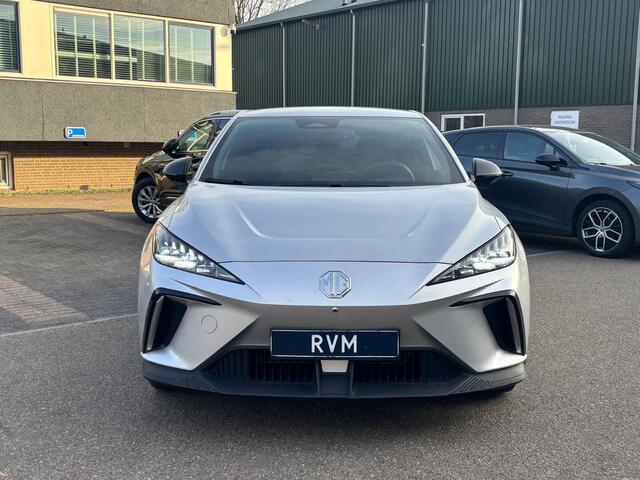 MG 4 MG4 Electric Luxury 64 kWh |LONG RANGE | 12.000KM! | 7 JAAR GARANTIE BIJ MG| SUPER COMPLETE AUTO| RONDOMZICHT CAMERA| STOEL+ STUUR VERWARMING| DODE HOEK