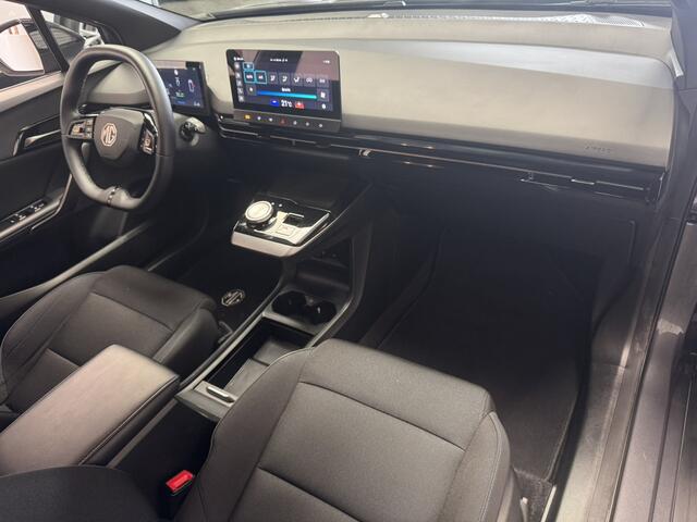 MG 4 MG4 ELECTRIC COMFORT LONG RANGE 64 KW 204 PK FABRIEKGARANTIE TOT 3031 !!! NAVIGATIE ADAPTIVE CRUISE CONTROL APPLE CARPLAY/ANDROID 360 CAMERA STOEL EN STUURVERWARMING DODEHOEKSENSOREN RIJSTROOKSENSOREN KEYLESS GO ZEER MOOI !! NIEUW BINNEN