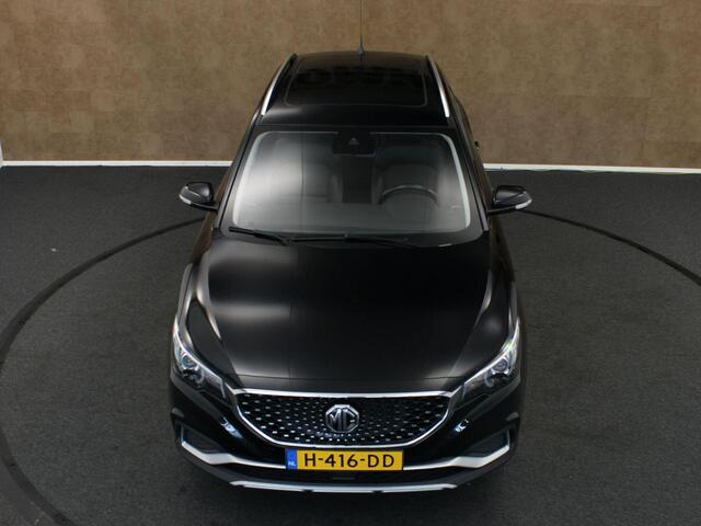 MG ZS EV Luxury 45 kWh - ORIGINEEL NEDERLANDSE AUTO - ELEKTRISCH GLAZEN PANORAMA DAK - STOELVERWARMING VOORZIJDE - ELEKTRISCH BEDIENBARE BESTUURDERSSTOEL - ADAPTIEVE CRUISE CONTROL - APPLE CARPLAY/ANDROID AUTO - LEDEREN BEKLEDING - NAVIGATIE FULL MAP -