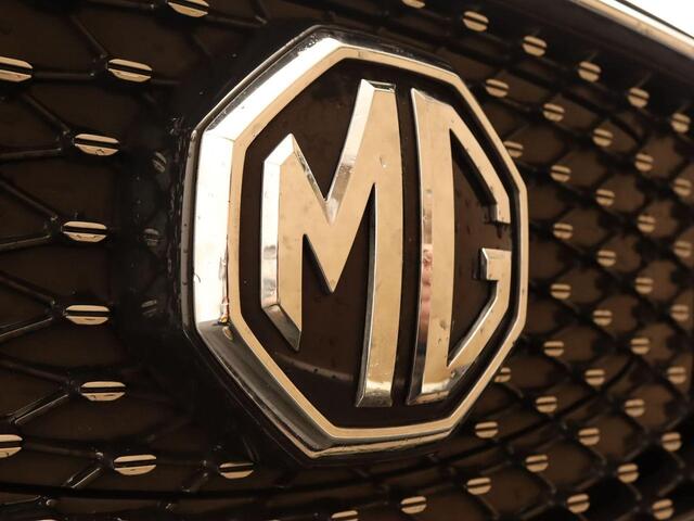 MG ZS EV Luxury 45 kWh - ORIGINEEL NEDERLANDSE AUTO - ELEKTRISCH GLAZEN PANORAMA DAK - STOELVERWARMING VOORZIJDE - ELEKTRISCH BEDIENBARE BESTUURDERSSTOEL - ADAPTIEVE CRUISE CONTROL - APPLE CARPLAY/ANDROID AUTO - LEDEREN BEKLEDING - NAVIGATIE FULL MAP -