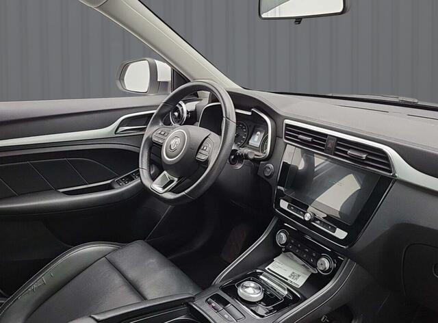 MG ZS MG EV Luxury 45 kWh (143 PK) 1e-Eig. & Dealer-Onderh. BOVAG-Garantie. NL-Auto. Leer, Panoramadak, Navigatie/Apple-Carplay/Android-Auto, Adaptive-Cruisecontrol, Keyless-Entry/Start, Parkeersensoren, Achteruitrijcamera, DAB, Stoelverwarming, Licht-Zicht-Pak