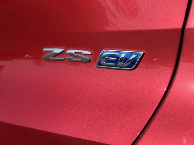 MG ZS MG EV Luxury 45 kWh | 100% Elektrisch | Elek. Schuif/Kantel Dak | Apple Carplay & Android Auto | 17" LM Velgen