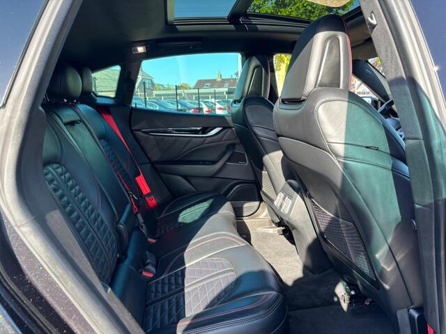 Maserati Levante 3.0 V6 S AWD Zwart 2021 Panorama Facelift