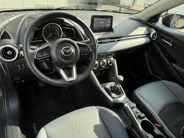 Mazda 2 1.5 Skyactiv-G Signature | Navigatie | 360° Camera | Head-Up Display | Stuur- + Stoelverwarming | LED Koplampen | Apple Carplay/Android Auto | Rijklaarprijs!