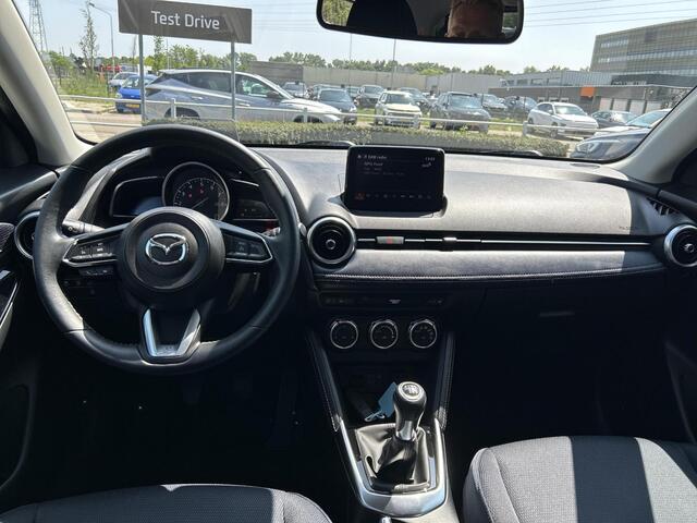 Mazda 2 1.5 Skyactiv-G Luxury | Navigatiesysteem| Climate control | All Seasonbanden |Stoelverwarming| Achteruitrijcamera| Apple Carplay|