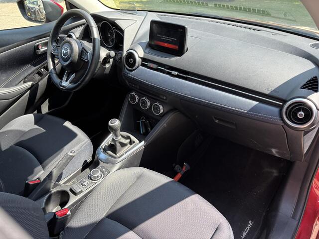 Mazda 2 1.5 Skyactiv-G Luxury 1e Eig,. Dealer Ondh, Navigatie, Apple Carplay/ Android Auto, A. Rij-Camera, Head-Up Display, Lichtmetaal, Stuurverw., Stoelverw. , Cruise Controle.