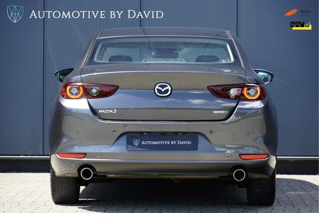 Mazda 3 SEDAN 2.0 186 pk e-SkyActiv-X M HYBRID COMFORT / LED KOPLAMPEN / 18 INCH LMV / NAVIGATIE / APPLE CARPLAY / STOEL- STUURVERWARMING /