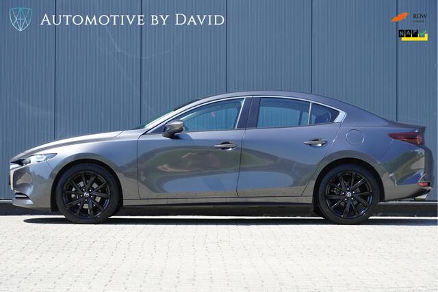 Mazda 3 SEDAN 2.0 186 pk e-SkyActiv-X M HYBRID COMFORT / LED KOPLAMPEN / 18 INCH LMV / NAVIGATIE / APPLE CARPLAY / STOEL- STUURVERWARMING /