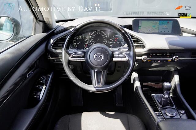 Mazda 3 SEDAN 2.0 186 pk e-SkyActiv-X M HYBRID COMFORT / LED KOPLAMPEN / 18 INCH LMV / NAVIGATIE / APPLE CARPLAY / STOEL- STUURVERWARMING /
