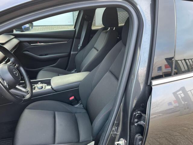 Mazda 3 2.0 e-SkyActiv-G M Hybrid 150 Homura , Adap. Cruise, LMV 18 Inch, PDC, Camera, Navi, Apple Carplay, Clima, Stoelverwarming, HUD, Stoffen bekleding