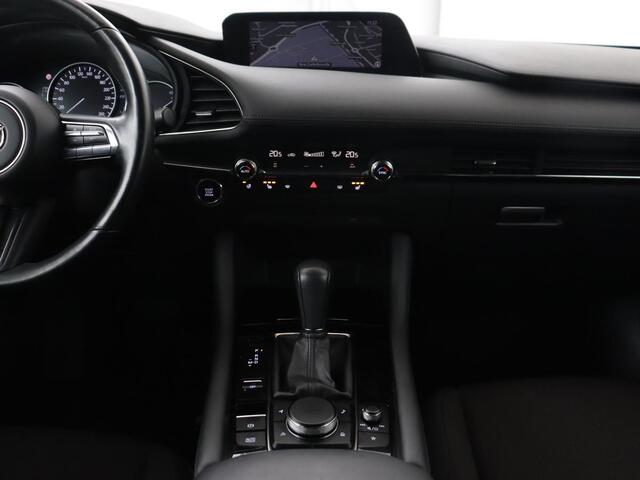 Mazda 3 2.0 e-SkyActiv-G Sportive | Head-Up | Stoelverwarming | Adaptive cruise | Camera | Carplay | Stuurverwarming | Navigatie | Climate control | Bluetooth | Parkeerhulp | Full LED