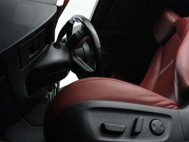 Mazda 3 2.0 e-SkyActiv-X M Hybrid 186 Luxury | Dieprood leder | 360 Camera | Head-Up | Stoelverwarming | Adaptive cruise | Memory | Carplay | Navigatie | Keyless | Full LED | Stuurverwarming