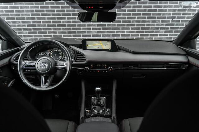 Mazda 3 2.0 e-SkyActiv-G M Hybrid 150 Homura | Head-Up Display | All-Season Banden | Achteruitrijcamera | Parkeersensoren | LED Koplampen | Cruise Control Adaptief | Dodehoekdetectie | Stoelverwarming | Navigatie | Apple Carplay | Android Auto