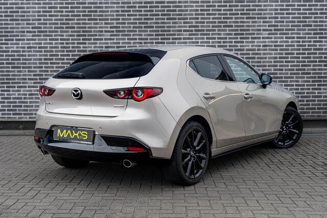 Mazda 3 2.0 e-SkyActiv-G M Hybrid 150 Homura | Head-Up Display | All-Season Banden | Achteruitrijcamera | Parkeersensoren | LED Koplampen | Cruise Control Adaptief | Dodehoekdetectie | Stoelverwarming | Navigatie | Apple Carplay | Android Auto