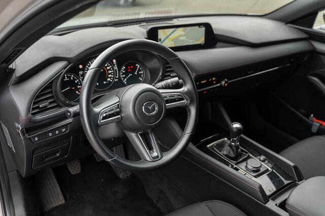 Mazda 3 2.0 e-SkyActiv-G M Hybrid 150 Homura | Head-Up Display | All-Season Banden | Achteruitrijcamera | Parkeersensoren | LED Koplampen | Cruise Control Adaptief | Dodehoekdetectie | Stoelverwarming | Navigatie | Apple Carplay | Android Auto