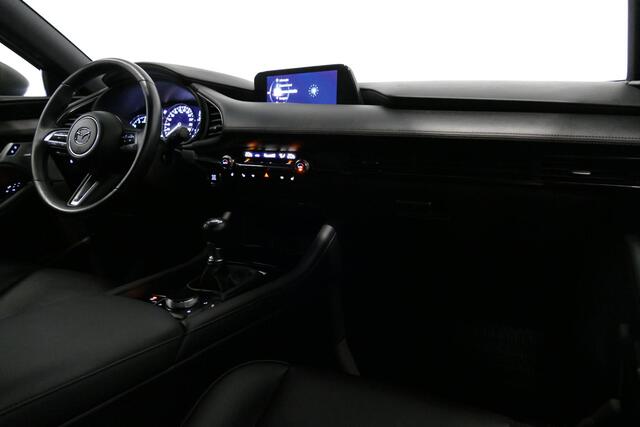 Mazda 3 2.0 e-SkyActiv-X M Hybrid 180 Luxury / Orig. Nederlands / Elektr. verstelbare voorstoel met memory / BOSE Audio / Apple Carplay - Android Auto / HUD / Stoelverwarming / Achteruitrijcamera / Cruise control / Dodehoekdetectie / Black Optic / 18'' LMV / Navi