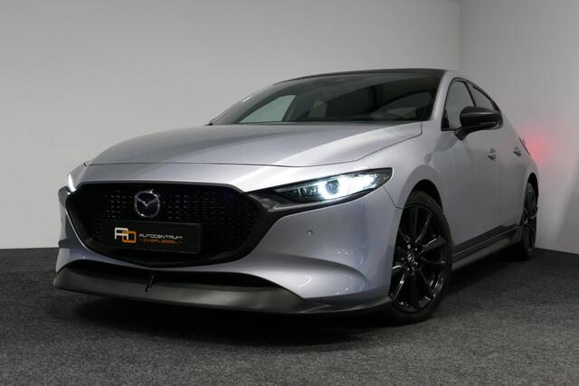 Mazda 3 2.0 e-SkyActiv-X M Hybrid 180 Luxury / Orig. Nederlands / Elektr. verstelbare voorstoel met memory / BOSE Audio / Apple Carplay - Android Auto / HUD / Stoelverwarming / Achteruitrijcamera / Cruise control / Dodehoekdetectie / Black Optic / 18'' LMV / Navi