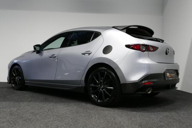 Mazda 3 2.0 e-SkyActiv-X M Hybrid 180 Luxury / Orig. Nederlands / Elektr. verstelbare voorstoel met memory / BOSE Audio / Apple Carplay - Android Auto / HUD / Stoelverwarming / Achteruitrijcamera / Cruise control / Dodehoekdetectie / Black Optic / 18'' LMV / Navi