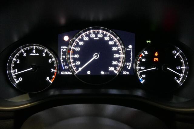 Mazda 3 2.0 e-SkyActiv-X M Hybrid 180 Luxury / Orig. Nederlands / Elektr. verstelbare voorstoel met memory / BOSE Audio / Apple Carplay - Android Auto / HUD / Stoelverwarming / Achteruitrijcamera / Cruise control / Dodehoekdetectie / Black Optic / 18'' LMV / Navi