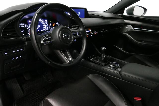 Mazda 3 2.0 e-SkyActiv-X M Hybrid 180 Luxury / Orig. Nederlands / Elektr. verstelbare voorstoel met memory / BOSE Audio / Apple Carplay - Android Auto / HUD / Stoelverwarming / Achteruitrijcamera / Cruise control / Dodehoekdetectie / Black Optic / 18'' LMV / Navi