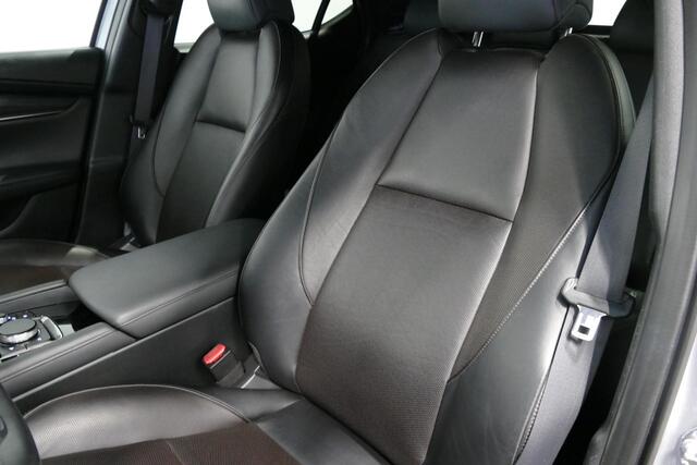 Mazda 3 2.0 e-SkyActiv-X M Hybrid 180 Luxury / Orig. Nederlands / Elektr. verstelbare voorstoel met memory / BOSE Audio / Apple Carplay - Android Auto / HUD / Stoelverwarming / Achteruitrijcamera / Cruise control / Dodehoekdetectie / Black Optic / 18'' LMV / Navi