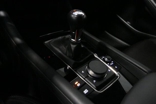 Mazda 3 2.0 e-SkyActiv-X M Hybrid 180 Luxury / Orig. Nederlands / Elektr. verstelbare voorstoel met memory / BOSE Audio / Apple Carplay - Android Auto / HUD / Stoelverwarming / Achteruitrijcamera / Cruise control / Dodehoekdetectie / Black Optic / 18'' LMV / Navi
