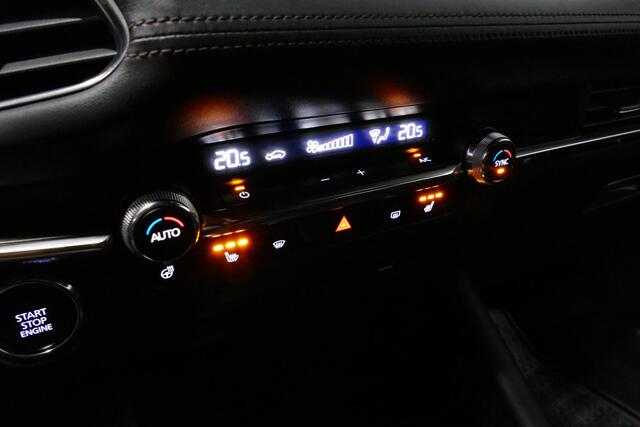 Mazda 3 2.0 e-SkyActiv-X M Hybrid 180 Luxury / Orig. Nederlands / Elektr. verstelbare voorstoel met memory / BOSE Audio / Apple Carplay - Android Auto / HUD / Stoelverwarming / Achteruitrijcamera / Cruise control / Dodehoekdetectie / Black Optic / 18'' LMV / Navi