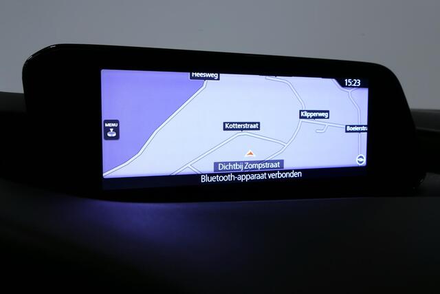 Mazda 3 2.0 e-SkyActiv-X M Hybrid 180 Luxury / Orig. Nederlands / Elektr. verstelbare voorstoel met memory / BOSE Audio / Apple Carplay - Android Auto / HUD / Stoelverwarming / Achteruitrijcamera / Cruise control / Dodehoekdetectie / Black Optic / 18'' LMV / Navi