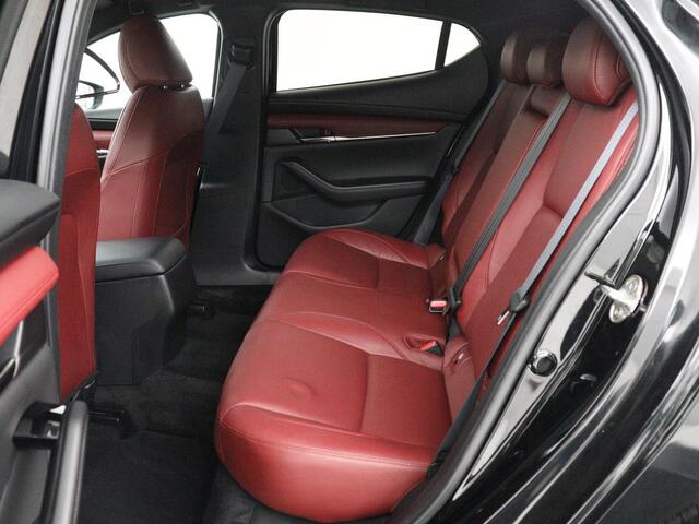 Mazda 3 2.0 e-SkyActiv-X M Hybrid 186 Luxury | Aeropakket | Trekhaak | Stuur/stoelverwarming | Adaptive cruise | Bose sound | Head-up | 360 camera | Carplay | Climate control |