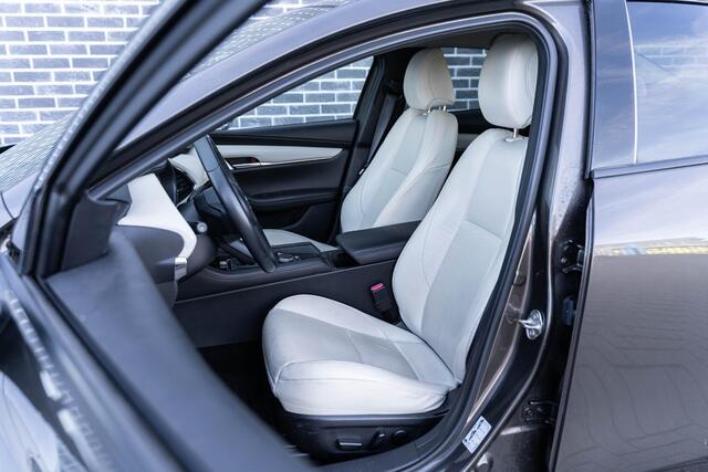 Mazda 3 2.0 e-SkyActiv-X M Hybrid 180 Luxury | Wit Lederen Bekleding | Head-up Display | 360 Graden Camera | Parkeersensoren | Lichtmetalen Velgen 18 inch | Keyless Entry | Stoelverwarming | LED Koplampen | Cruise Control Adaptief | Dodehoekdetectie | Navigatie | Apple Carplay | Android Auto – foto 4