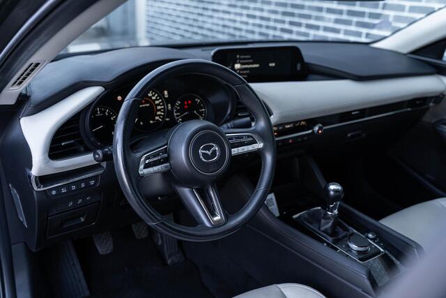 Mazda 3 2.0 e-SkyActiv-X M Hybrid 180 Luxury | Wit Lederen Bekleding | Head-up Display | 360 Graden Camera | Parkeersensoren | Lichtmetalen Velgen 18 inch | Keyless Entry | Stoelverwarming | LED Koplampen | Cruise Control Adaptief | Dodehoekdetectie | Navigatie | Apple Carplay | Android Auto – foto 8