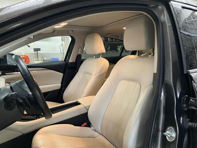 Mazda 6 2.5 SkyActiv-G 194 Luxury , Automaat, Trekhaak, Schuifdak, Wit Leder, Stoel/Stuurverwarming, 360 Camera, Navi, Clima, Adap.Cruise, Apple Carplay, Android Auto, LKA, HUD, PDC,
