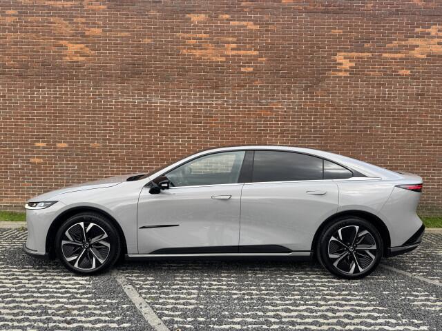 Mazda 6 6e Takumi Business Edition 68.8 kWh | ZWART LEDER | NAVI | PANO | 360 CAMERA | GRATIS TREKHAAK! T.W.V. ¤ 1695,-