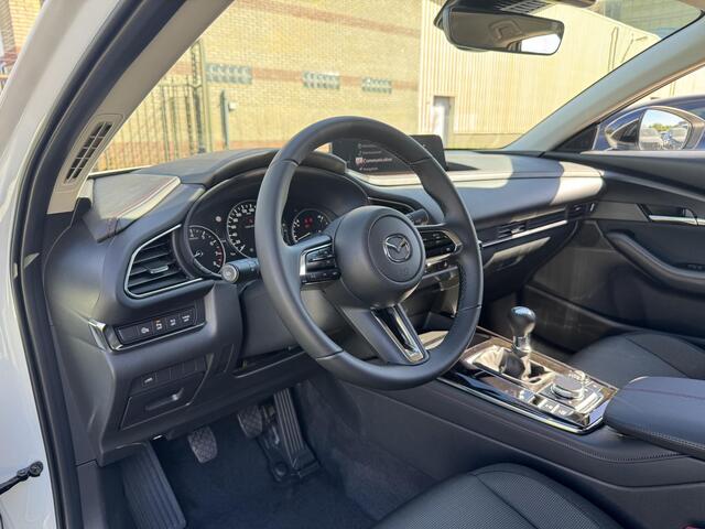 Mazda CX-30 2.5 e-SkyActiv-G M Hybrid Homura | Dodehoeksensoren | Draadloze Applecarplay en Android Auto | Adaptieve Cruise Control | Automaat | 18inch zwarte velgen | Achteruitrijcamera | Elektrische achterklep |