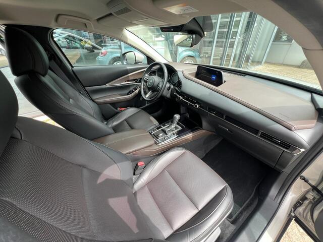 Mazda CX-30 2.0 e-SkyActiv-X M Hybrid Luxury | AUTOMAAT | GARANTIE 4/2029 | APPLE + ANDROID AUTO | STOEL + STUUR VERWARMING | LEDER | ELEKT.A ACHTERKLEP | 1e EIGENAAR | NED. AUTO | Bose AUDIO |