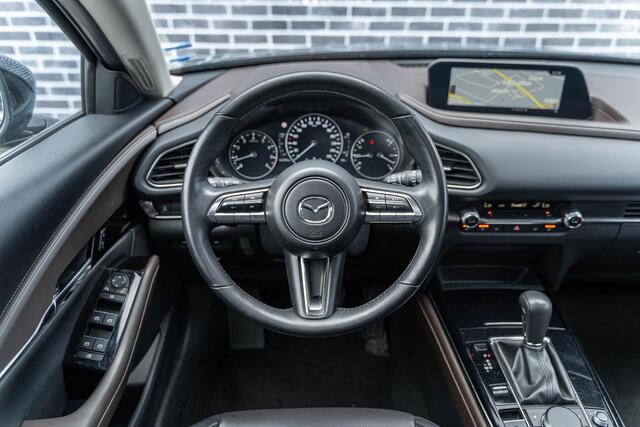 Mazda CX-30 2.0 e-SkyActiv-X M Hybrid Luxury | Trekhaak | Schuifdak | Lederen Bekleding | Bose Audio | Head-up Display | Lichtmetalen Velgen | Elektrische Achterklep | Keyless Entry | Navigatie | Apple Carplay Android Auto | Achteruitrijcamera | Parkeersensoren
