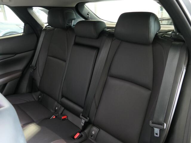Mazda CX-30 2.0 e-SkyActiv-X M Hybrid Luxury - Dealer onderhouden! - Elektrisch schuifdak - Elektr. klep - Stoel + stuurverw
