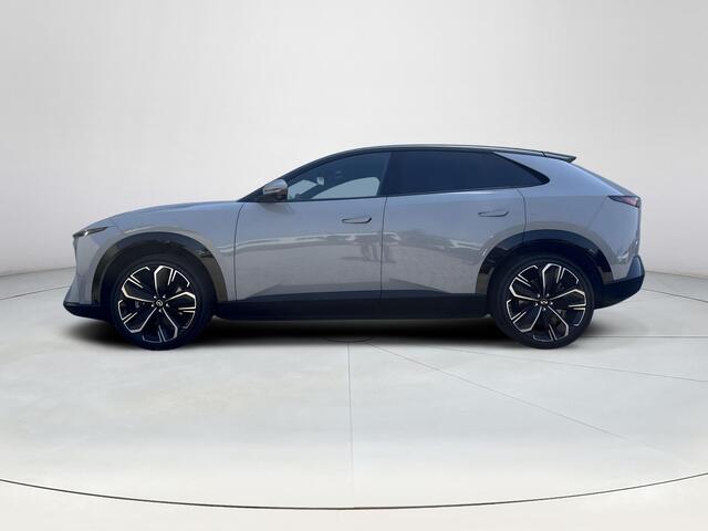 Mazda CX-6e Takumi 78 kWh | EERST LEVERBARE AUTO | Stoelverwarming/Verkoeling | Stuurverwarming | 360* Camera | 50" Infotainment-scherm | Elektrische Achterklep |