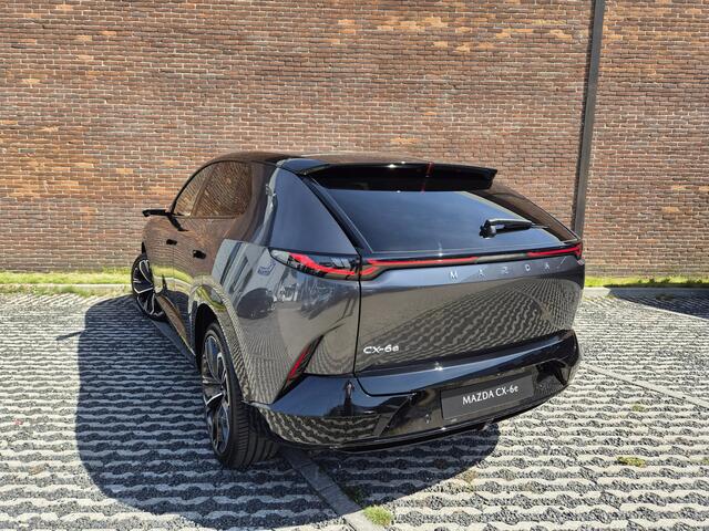 Mazda CX-6e Takumi Plus 78 kWh NAVI | APPLE CARPLAY | 26 INCH INFOTAINMENT SCHERM | RONDOMZICHT CAMERA | 21 INCHLMV | PANORAMADAK LEVERING 2026 (PROFITEER DIT JAAR NOG VAN DE 18 % BIJTELLING)
