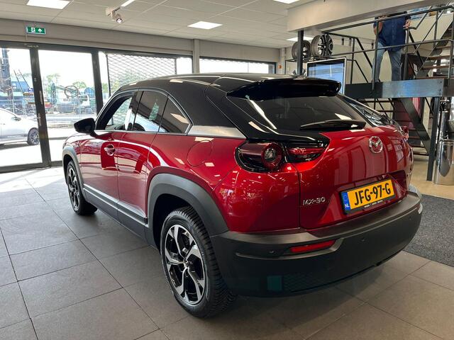 Mazda MX-30 e-SkyActiv R-EV 170 Exclusive-line , Voorraadvoordeel ¤ 9.230,-, Automaat, Trekhaak voor fietsen, All Season, LKA, Camera, Half Leder, Adap. Cruise, LMV 18 Inch, Navi, HUD, Apple Carplay, Stoelverwarming, Stuurverwarming, Stoelverwarming