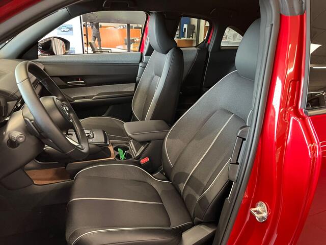 Mazda MX-30 e-SkyActiv R-EV 170 Exclusive-line , Voorraadvoordeel ¤ 9.230,-, Automaat, Trekhaak voor fietsen, All Season, LKA, Camera, Half Leder, Adap. Cruise, LMV 18 Inch, Navi, HUD, Apple Carplay, Stoelverwarming, Stuurverwarming, Stoelverwarming