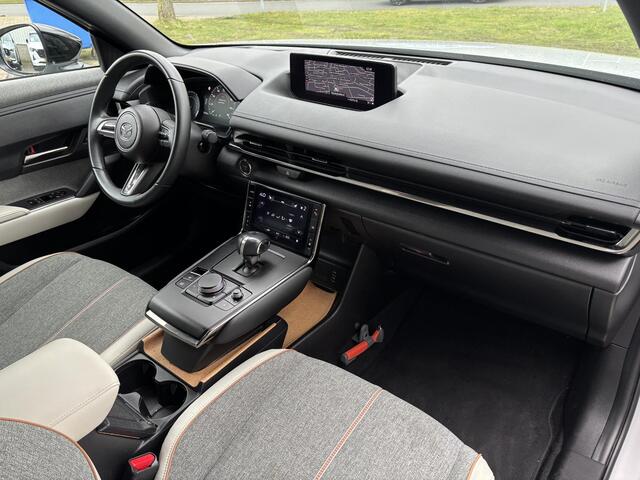 Mazda MX-30 e-SkyActiv 145 First Edition 36 kWh 1e Eig., NL-Auto, Navigatie Apple Carplay/ Android Auto, A. Rij-Camera, Add. Cruise, Parkeerhulp vóór, Head-up, Stoel verw.