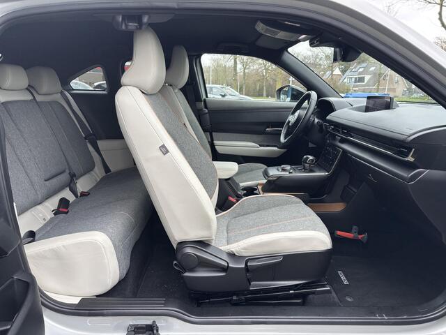 Mazda MX-30 e-SkyActiv 145 First Edition 36 kWh 1e Eig., NL-Auto, Navigatie Apple Carplay/ Android Auto, A. Rij-Camera, Add. Cruise, Parkeerhulp vóór, Head-up, Stoel verw.