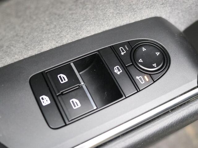 Mazda MX-30 e-SkyActiv EV 145 Makoto 36 kWh / Elektrische bestuurdersstoel met geheugen / HUD Display / SoH 94% / 3-Fase laden / Full LED / Parkeersensoren voor & achter / Adaptieve Cruise Control / Navigatie / Apple CarPlay & Android Auto / Full Option /