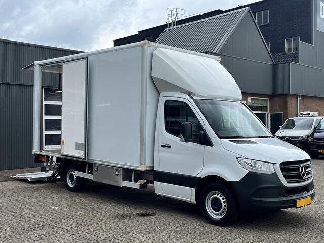 Mercedes-Benz 311 CDI Sprinter 2.2 MARGE BTW VRIJ!! Bakwagen 750kg laadklep zijdeur Airco cruise controle Telefoonverbinding Navigatiesysteem Apple carplay Camera 2-Persoons bakwagen verhuiswagen Meubelbak euro 6