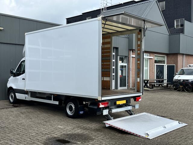 Mercedes-Benz 311 CDI Sprinter 2.2 MARGE BTW VRIJ!! Bakwagen 750kg laadklep zijdeur Airco cruise controle Telefoonverbinding Navigatiesysteem Apple carplay Camera 2-Persoons bakwagen verhuiswagen Meubelbak euro 6