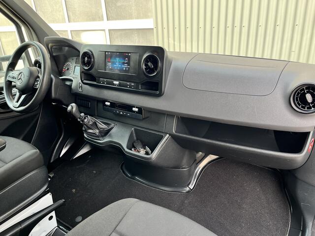 Mercedes-Benz 311 CDI Sprinter 2.2 MARGE BTW VRIJ!! Bakwagen 750kg laadklep zijdeur Airco cruise controle Telefoonverbinding Navigatiesysteem Apple carplay Camera 2-Persoons bakwagen verhuiswagen Meubelbak euro 6